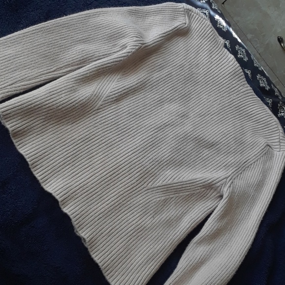 Shirt sweater material. - Picture 3 of 3